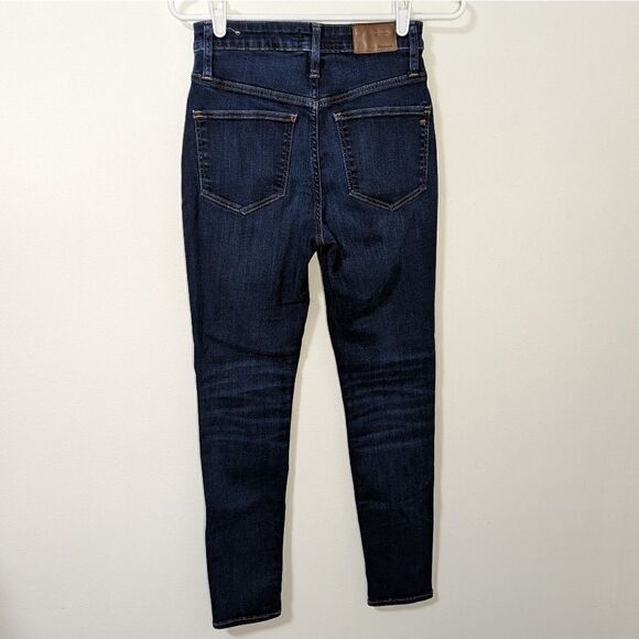 Curvy High-Rise Skinny Jeans in Larkspur Wash: TENCEL™ Denim Edition - Picture 4 of 10